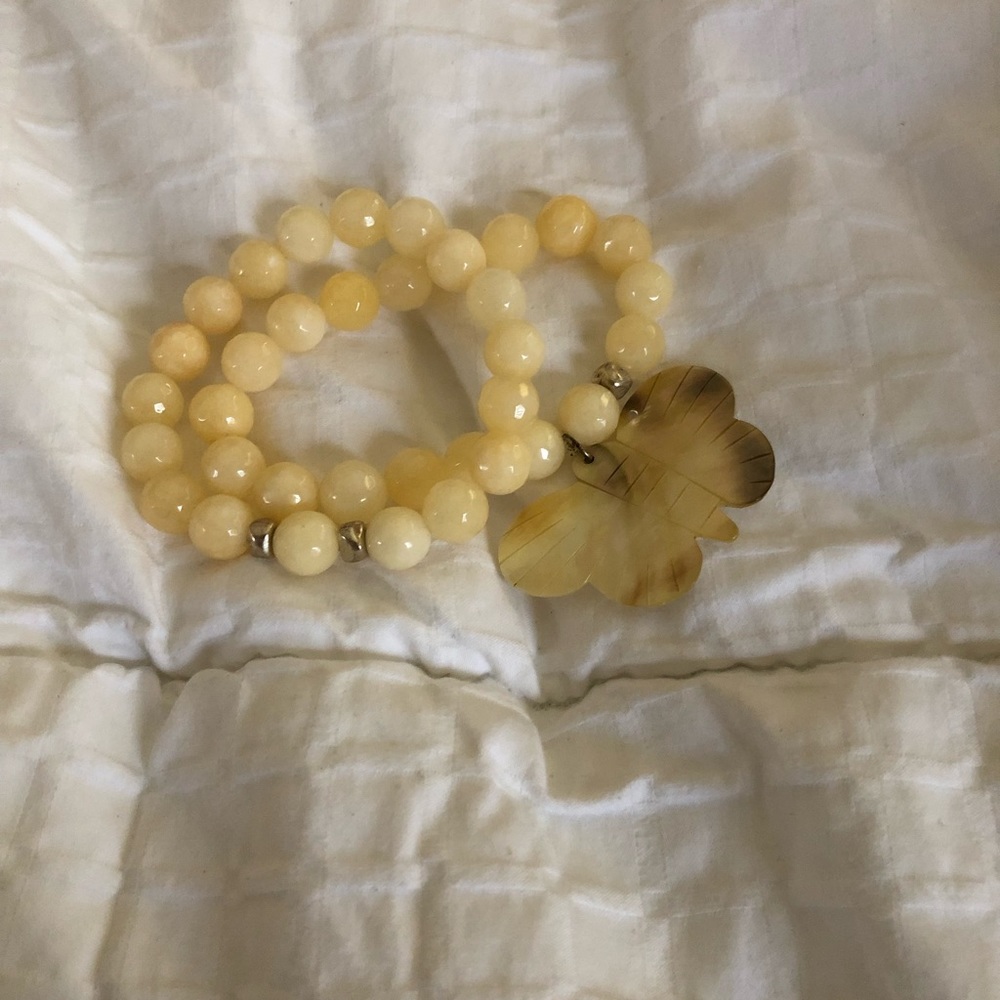 Stretch bracelet with charm.